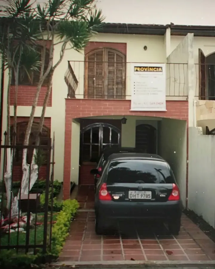 A primeira sede da Província, em 2003: um sobrado no bairro Novo Mundo, em Curitiba, com a placa da empresa na sacada