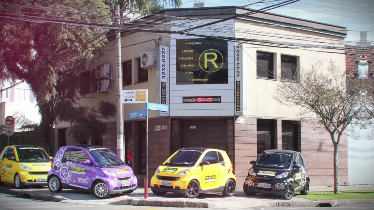 A sede própria da Província na Av. Iguaçu, em Curitiba, com quatro Smarts plotados com a marca estacionados em frente