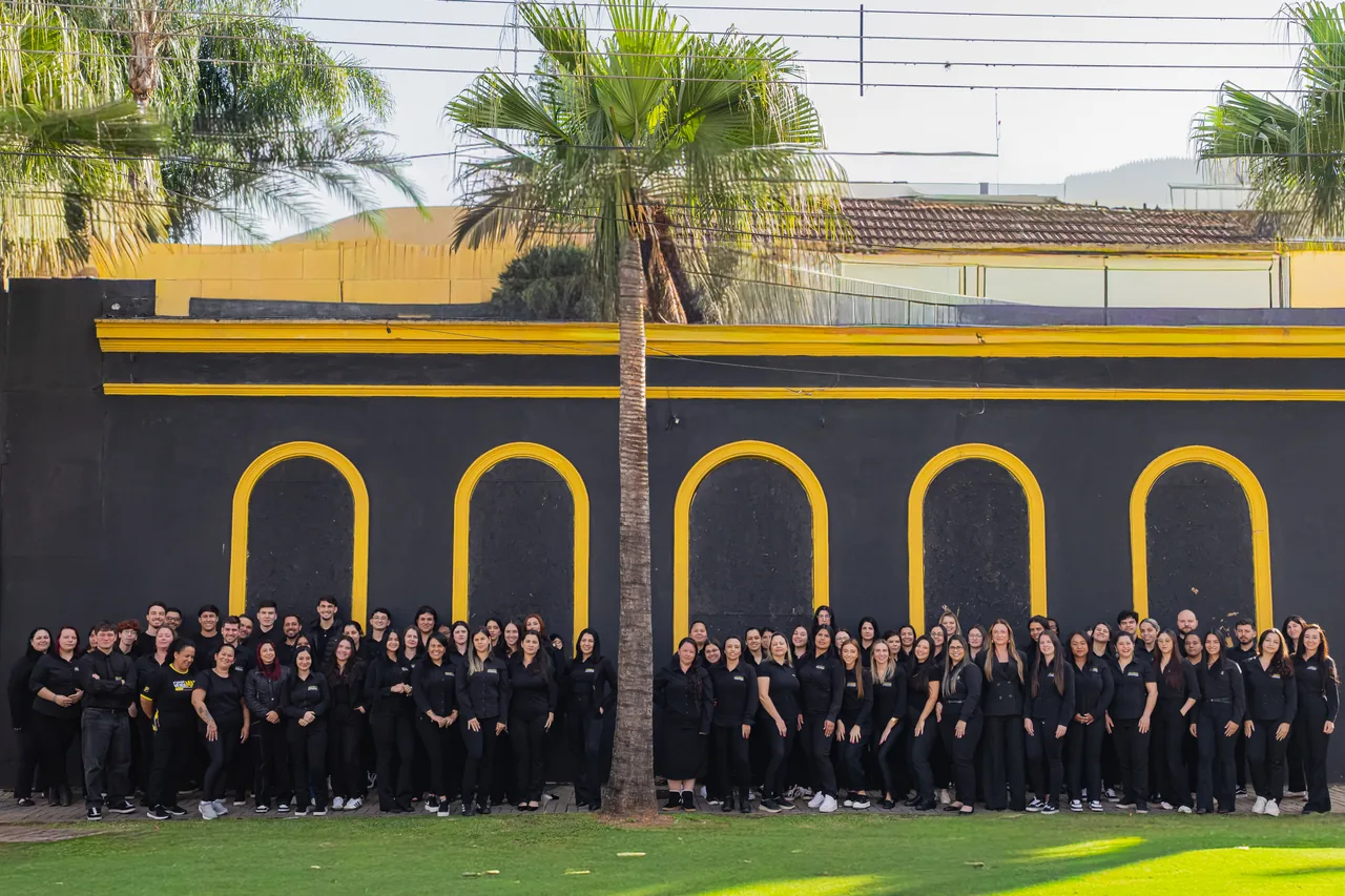 A equipe da Província reunida na área externa da sede