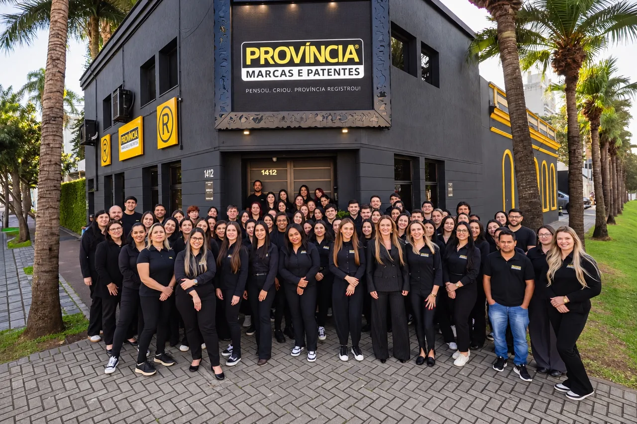 A equipe da Província reunida em frente à sede, em Curitiba