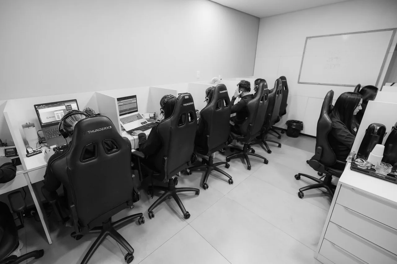 Salão de trabalho da Província, com as estações ocupadas