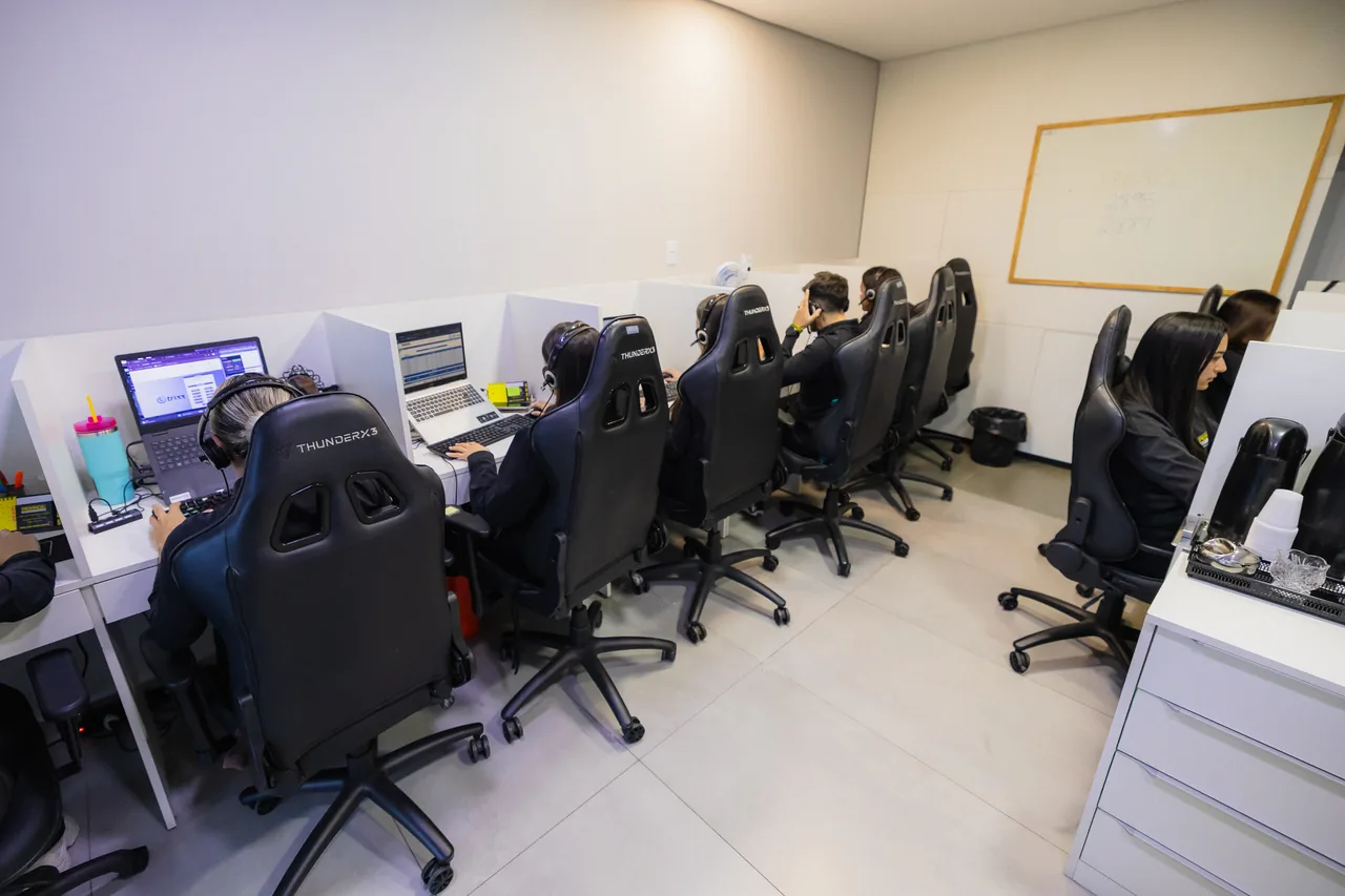 Salão de trabalho da Província, com as estações ocupadas