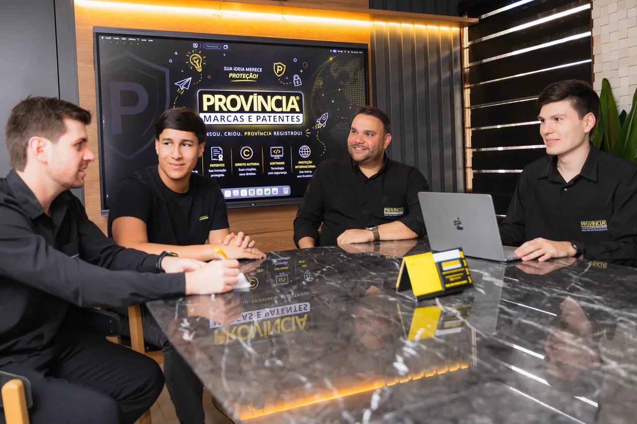 Reunião de equipe na sala de apresentações da Província